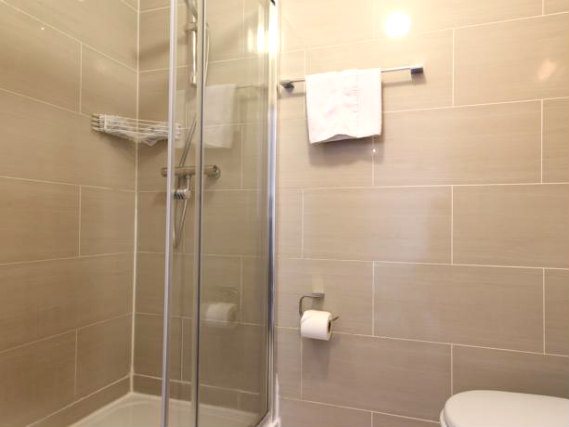 Ein Badezimmer im St Mark Hotel London