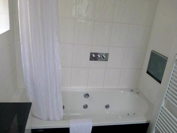 Ein Badezimmer im Bridge Park Hotel