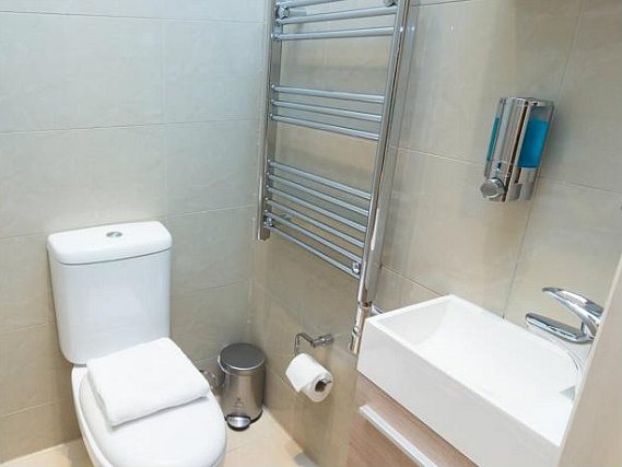 Ein Badezimmer im Melville Hotel