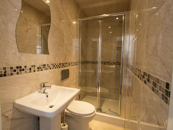 Ein Badezimmer im Royal London Hotel