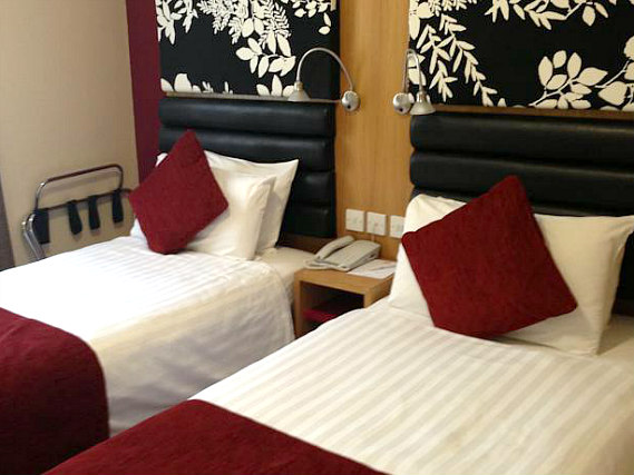 Habitación doble con camas separadas en Astors Hotel
