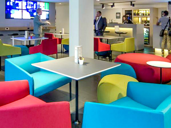 Relax and enjoy your meal in the Dining room at Holiday Inn Express Southwark