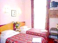Habitación doble con camas separadas en el hotel Dover Another twin room at Dover Hotel London