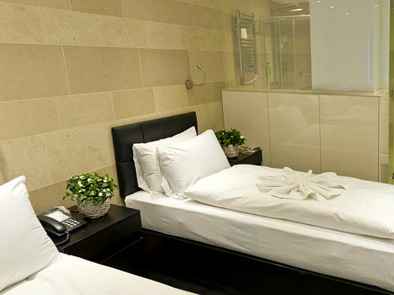 Habitación doble con camas separadas en Royal Hyde Park Hotel