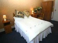 Una habitación doble en el Croydon Court Hotel