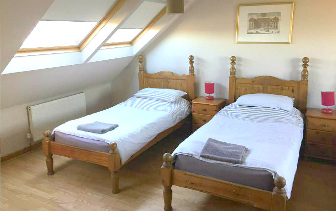 A comfortable twin room at Tony's Place Bed and Breakfast