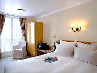 A Simple and Elegant Double Ensuite Room at Hyde Park Towers Hotel