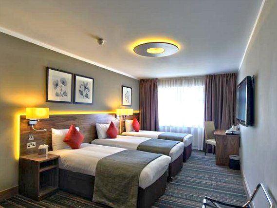 Une chambre triple de Best Western Palm Hotel London