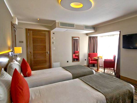 Une chambre avec lits jumeaux de Best Western Palm Hotel London