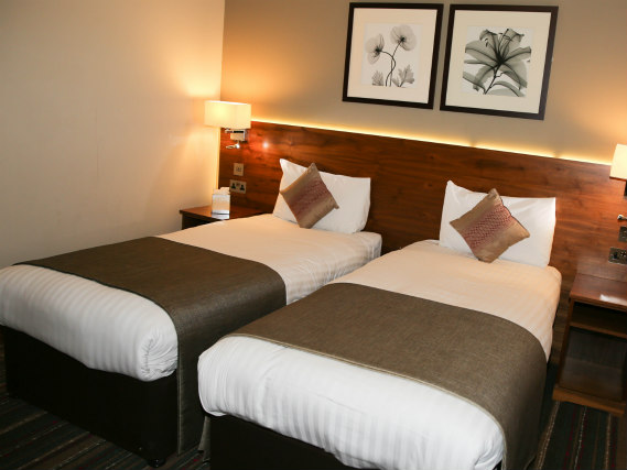 Une chambre avec lits jumeaux de Best Western Palm Hotel London