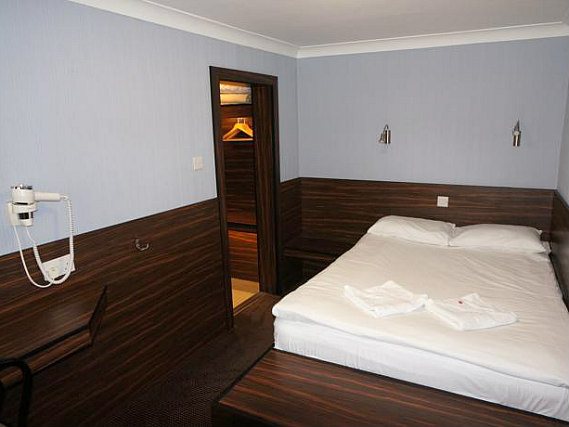 Put your feet Chambre double de Crestfield Hotelup in front of the TV in your room