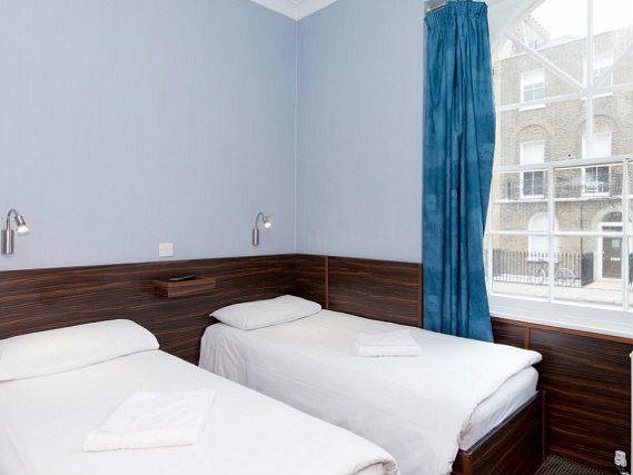 Une chambre avec lits jumeaux de Crestfield Hotel