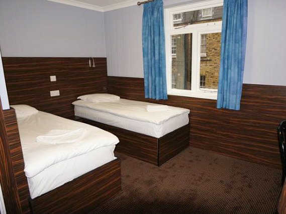 Une chambre avec lits jumeaux de Crestfield Hotel