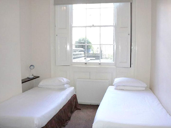 Une chambre avec lits jumeaux de Swinton Hotel