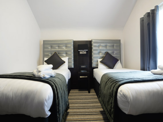 Une chambre avec lits jumeaux de Airways Hotel