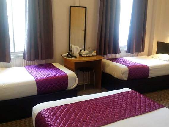 Une chambre triple de Arriva Hotel