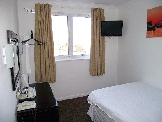 Une chambre simple à Camden Lock Hotel