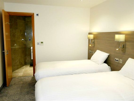 Une chambre avec lits jumeaux de The Lion and Key Hotel