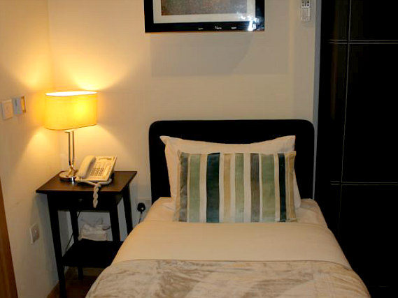 Une chambre simple à Royal Chulan Hyde Park Hotel