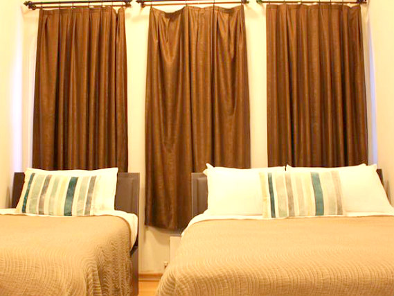 Une chambre triple de Royal Chulan Hyde Park Hotel
