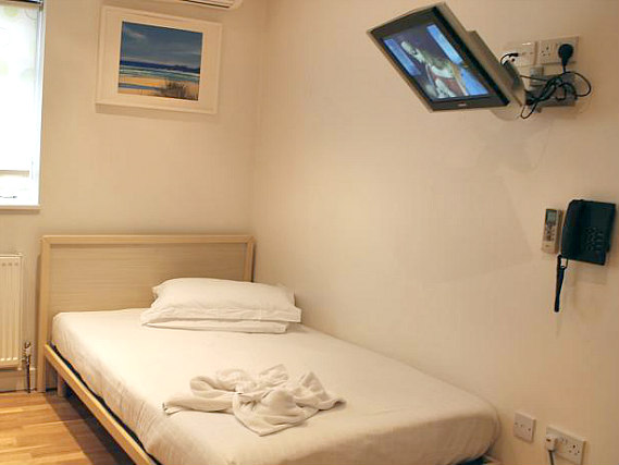 Une chambre simple à 146 Suites Gloucester Place