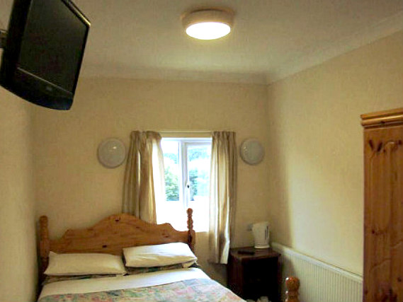 Put youChambre double de Grove Hill Hotelr feet up in front of the TV in your room