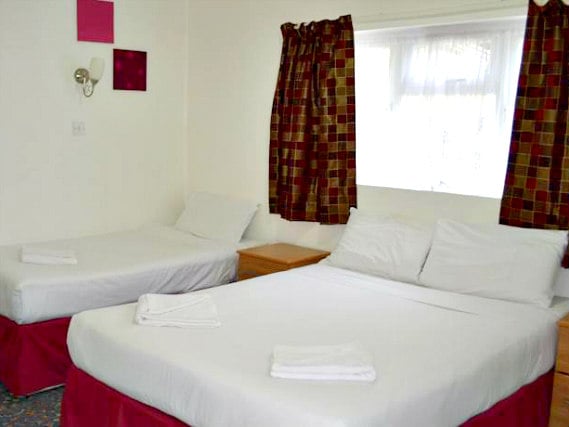 Une chambre triple de The Park Hotel Ilford