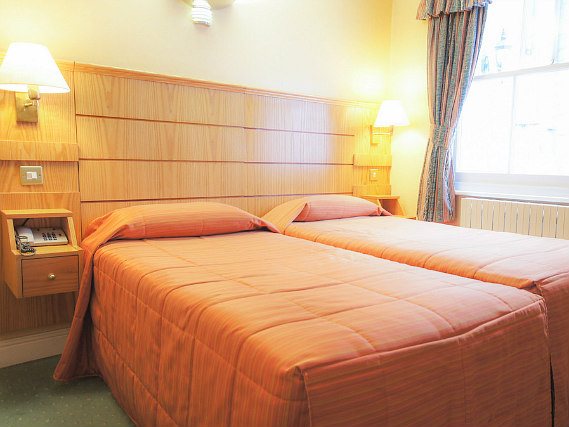 Une chambre avec lits jumeaux de Nayland Hotel London