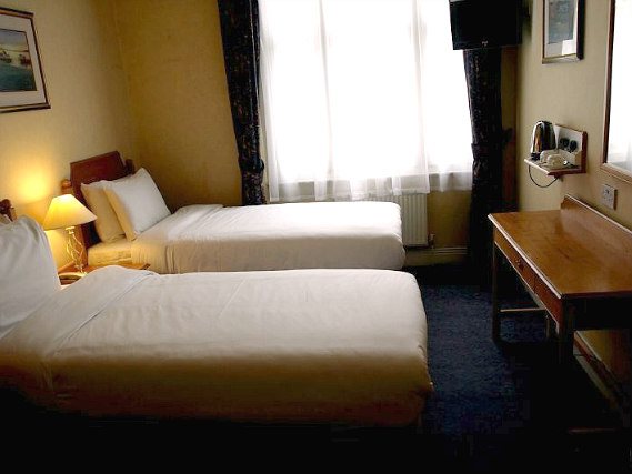 Une chambre avec lits jumeaux de Victor Hotel London Victoria
