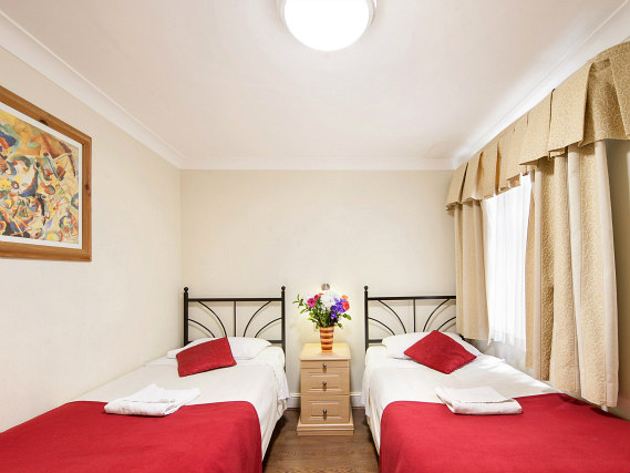 Une chambre avec lits jumeaux de Fairway Hotel London