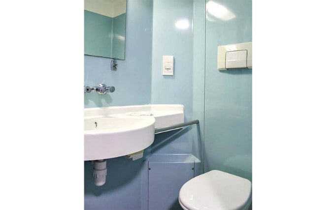 A typical bathroom at Heathrow Lodge