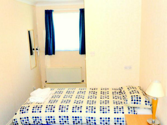 Une chambre simple à Heathrow Lodge