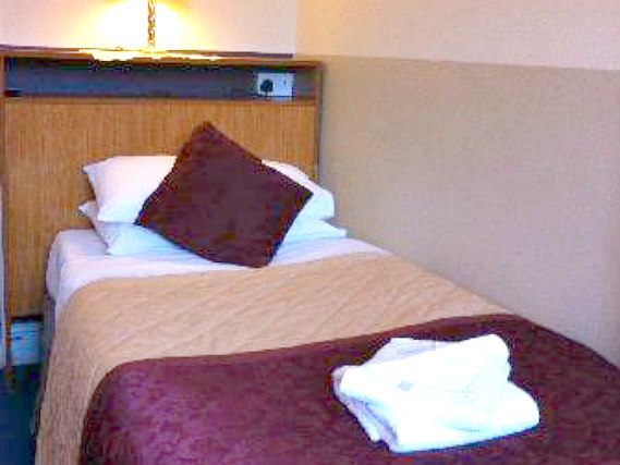 Une chambre simple à Gloucester Place Hotel