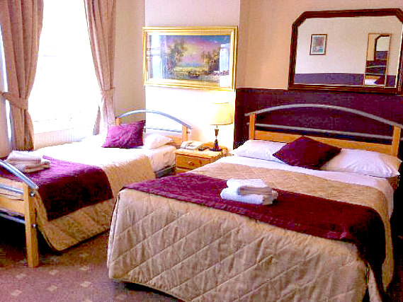 Une chambre triple de Gloucester Place Hotel
