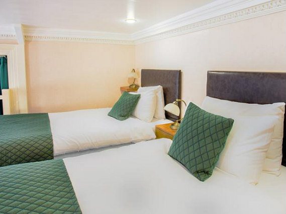 Une chambre avec lits jumeaux de London Town Hotel