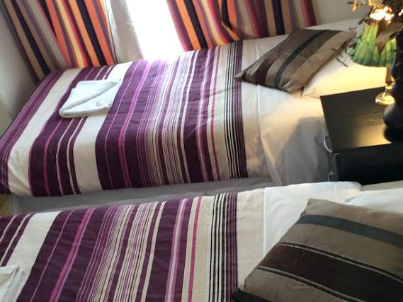 Une chambre avec lits jumeaux de Kings Cross Hotel London
