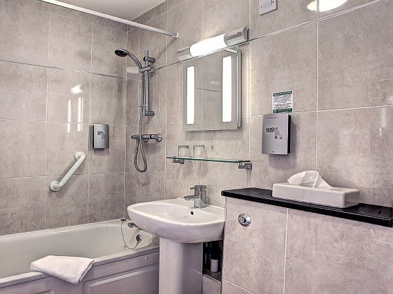 Le coin salle de bains de Best Western Gatwick Skylane Hotel