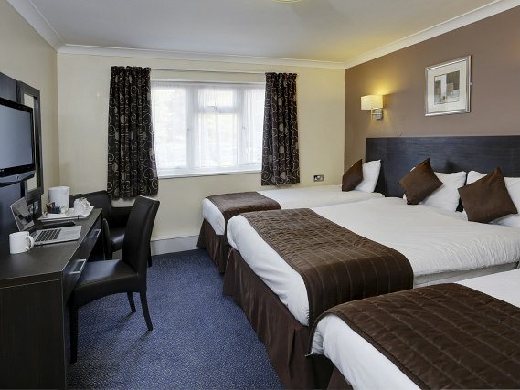 Une salle de quad à Best Western Gatwick Skylane Hotel