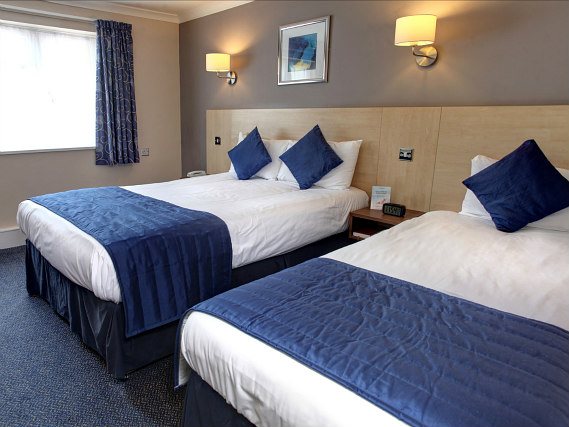 Une chambre triple de Best Western Gatwick Skylane Hotel