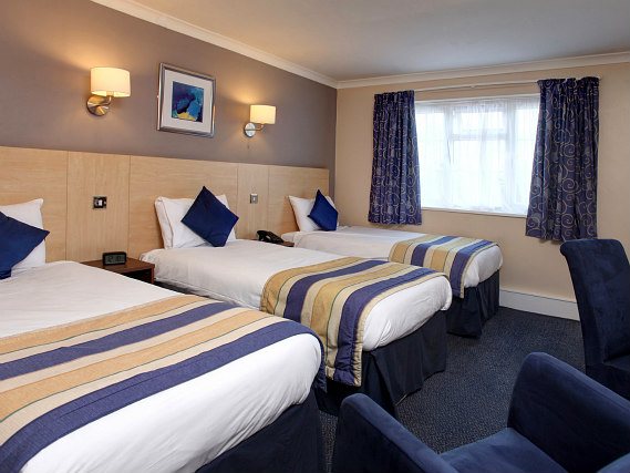 Une chambre triple de Best Western Gatwick Skylane Hotel