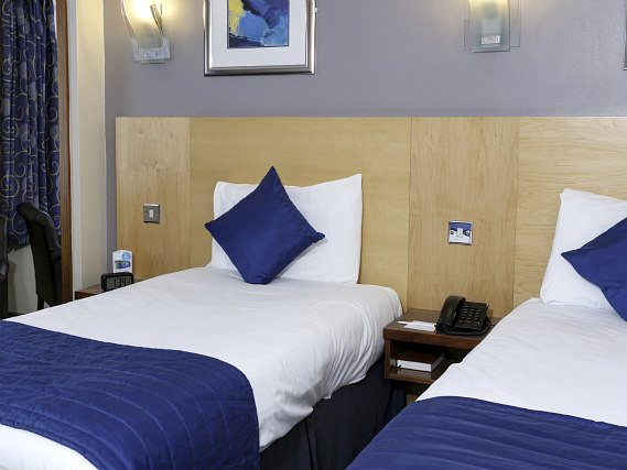 Une chambre avec lits jumeaux de Best Western Gatwick Skylane Hotel