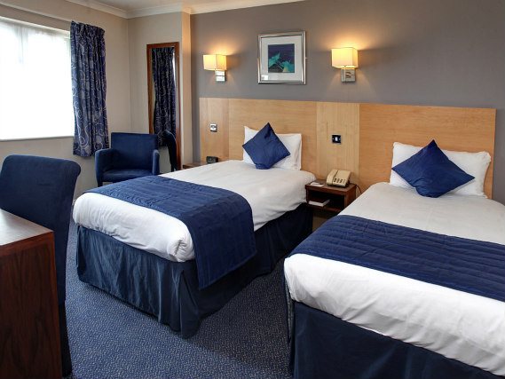 Une chambre avec lits jumeaux de Best Western Gatwick Skylane Hotel