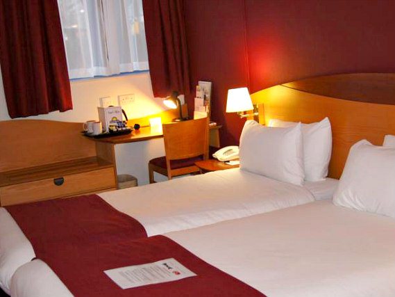 Une chambre avec lits jumeaux de Days Hotel Waterloo