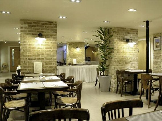 A place to eat at Kings Cross Inn Hotel