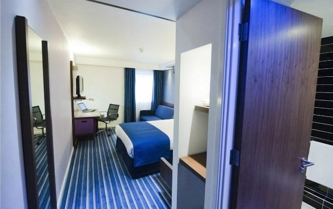 A single room at Holiday Inn Express City