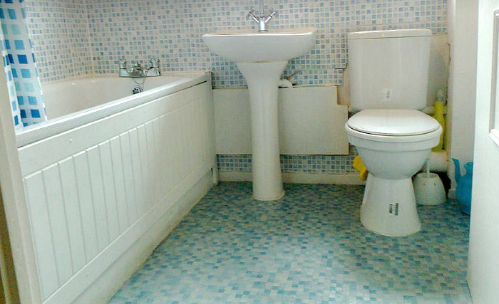 A typical bathroom at Stratford Budget Rooms