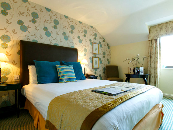Get a good night's sleep in your comfortable room at Kingston Lodge Hotel