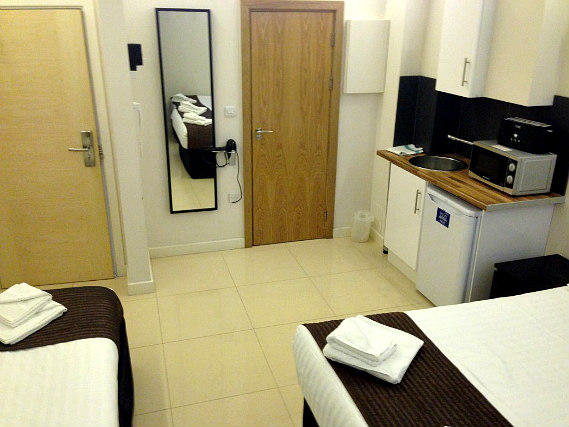 A spacious twin room at London Stay Apartments