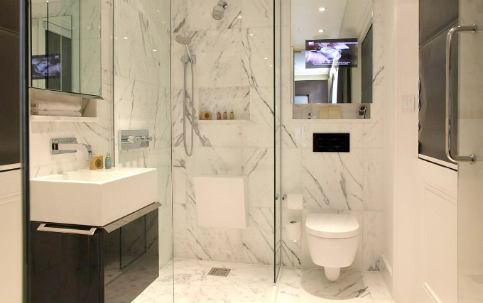 A typical bathroom at Elizabeth Hotel