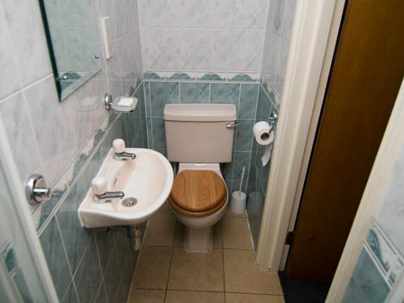 A bathroom at Normandie Hotel London